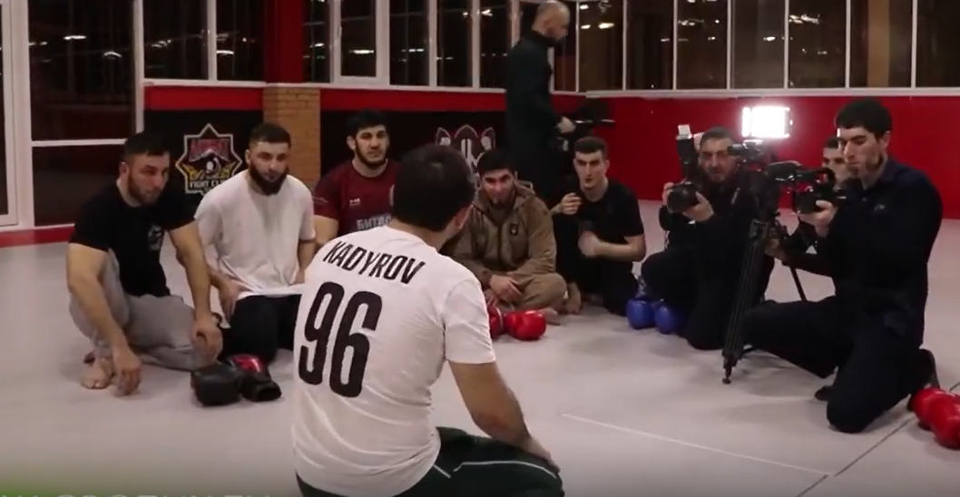 Хамзат Кадыров разговаривает с чеченскими бойцами